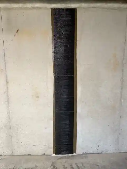 Bande en fibre de carbone Fib-R-Wall pour réparer une fissure dans la fondation d'un sous-sol