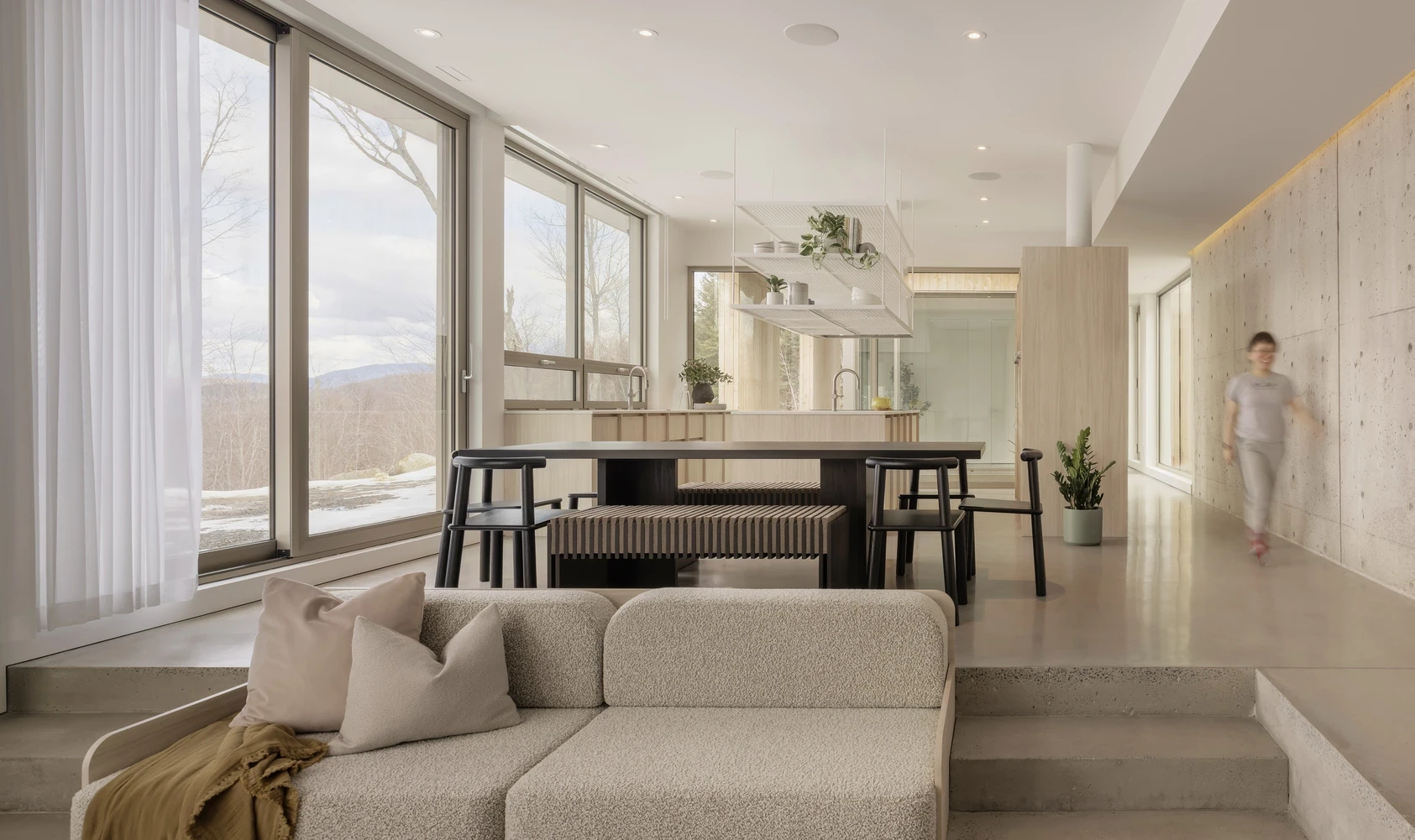 Perspective de la promenade extérieure continue entourant la cour du Petit Laurier, favorisant les espaces de rencontre