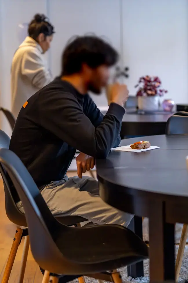 Besökare sitter vid ett bord och dricker kaffe i en lugn och trygg miljö.