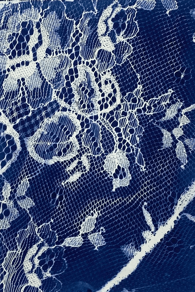 Abstrakte blaue Strukturen auf Papier, erzeugt durch unterschiedliche Belichtungsstärken und UV-Licht im Cyanotypie-Prozess.