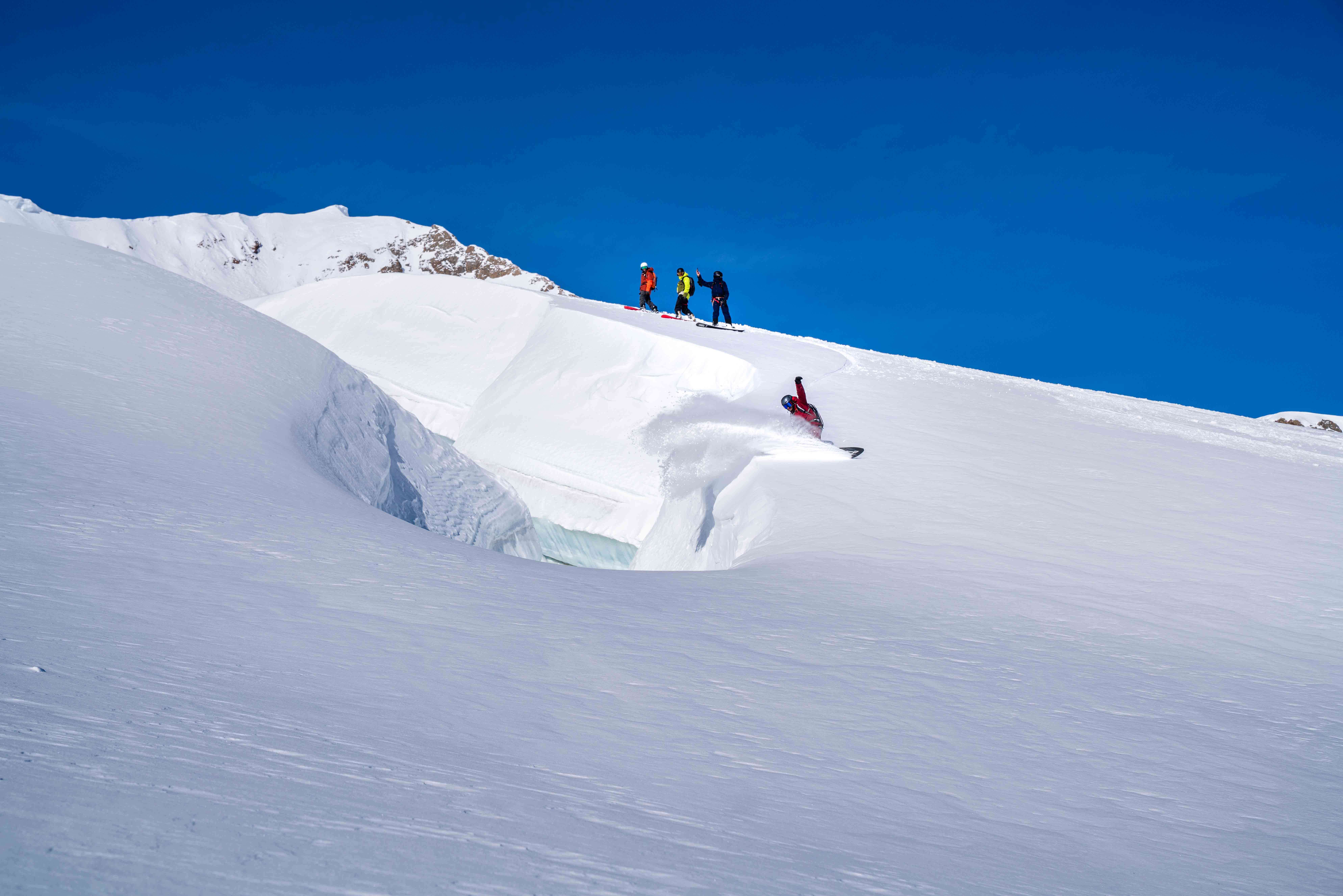 snoboarding heli ski