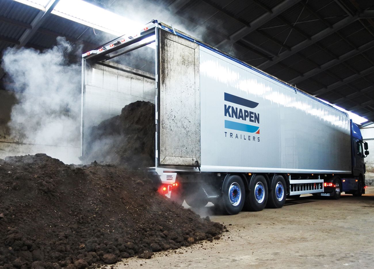 Pour une photo de benne FMA (Fond Mouvant Alternatif) qui déverse de l'engrais, le texte alternatif doit mettre en avant la technicité du matériel et la sécurité du produit transporté (étanchéité et propreté).  Voici 3 options pour votre site OTM :  Option 1 : Focus Technique et Volume (Le plus précis) "Déchargement d'engrais en vrac par une benne à fond mouvant (FMA) OTM, permettant une livraison précise en bâtiment sans levage