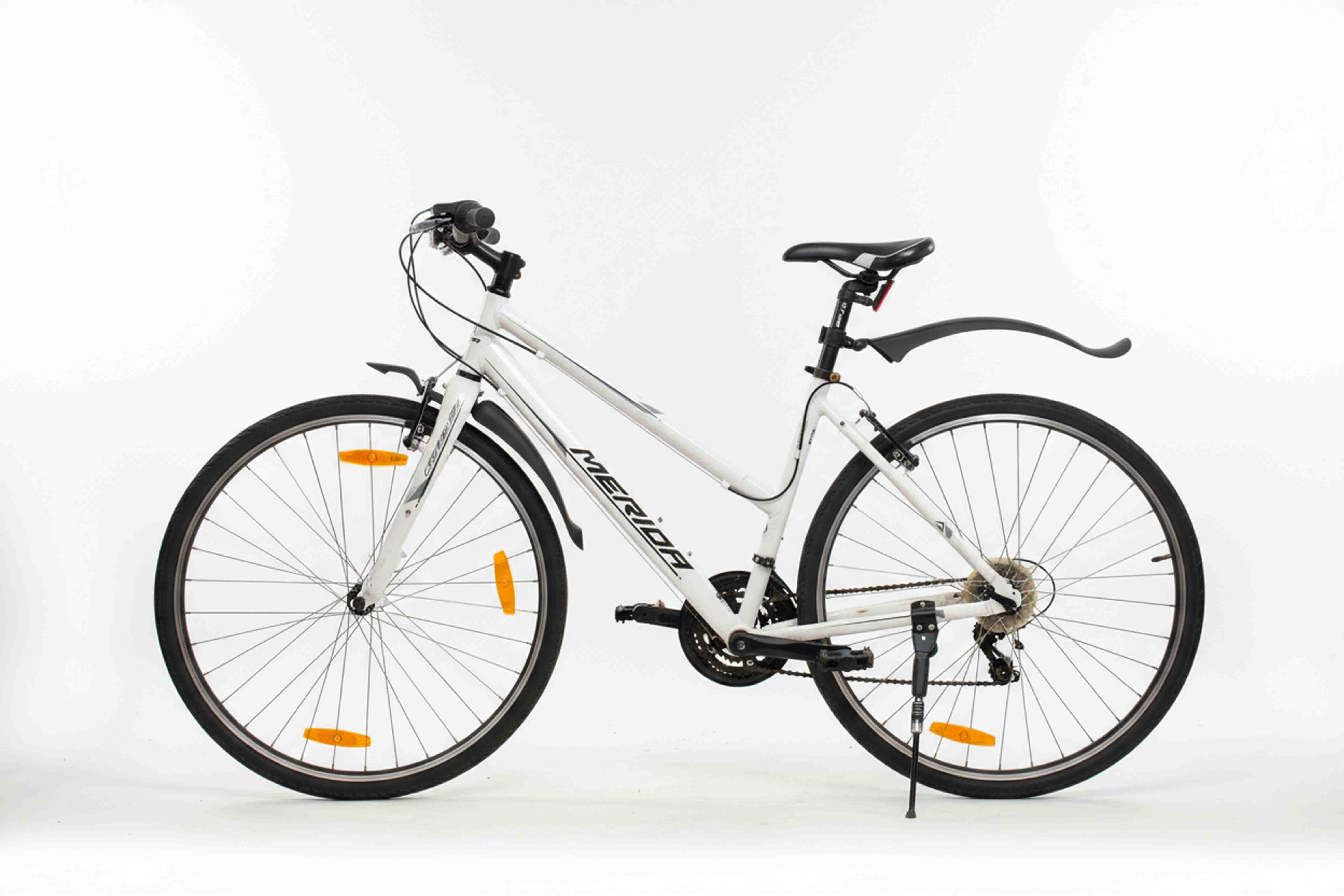 Begagnad vit Merida hybridcykel med 21 växlar, lätt aluminiumram och stöd, till salu i Uppsala.