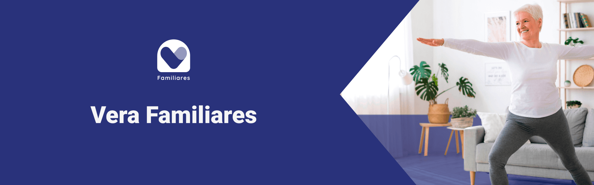 Logo de la aplicación Vera Familiares. Mujer adulta practicando yoga en el salón de su casa