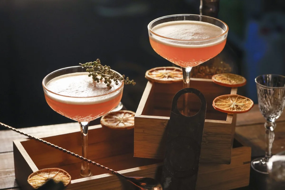 Drink bar na weselu z barmanem zachwycającym gości podczas pokazu.