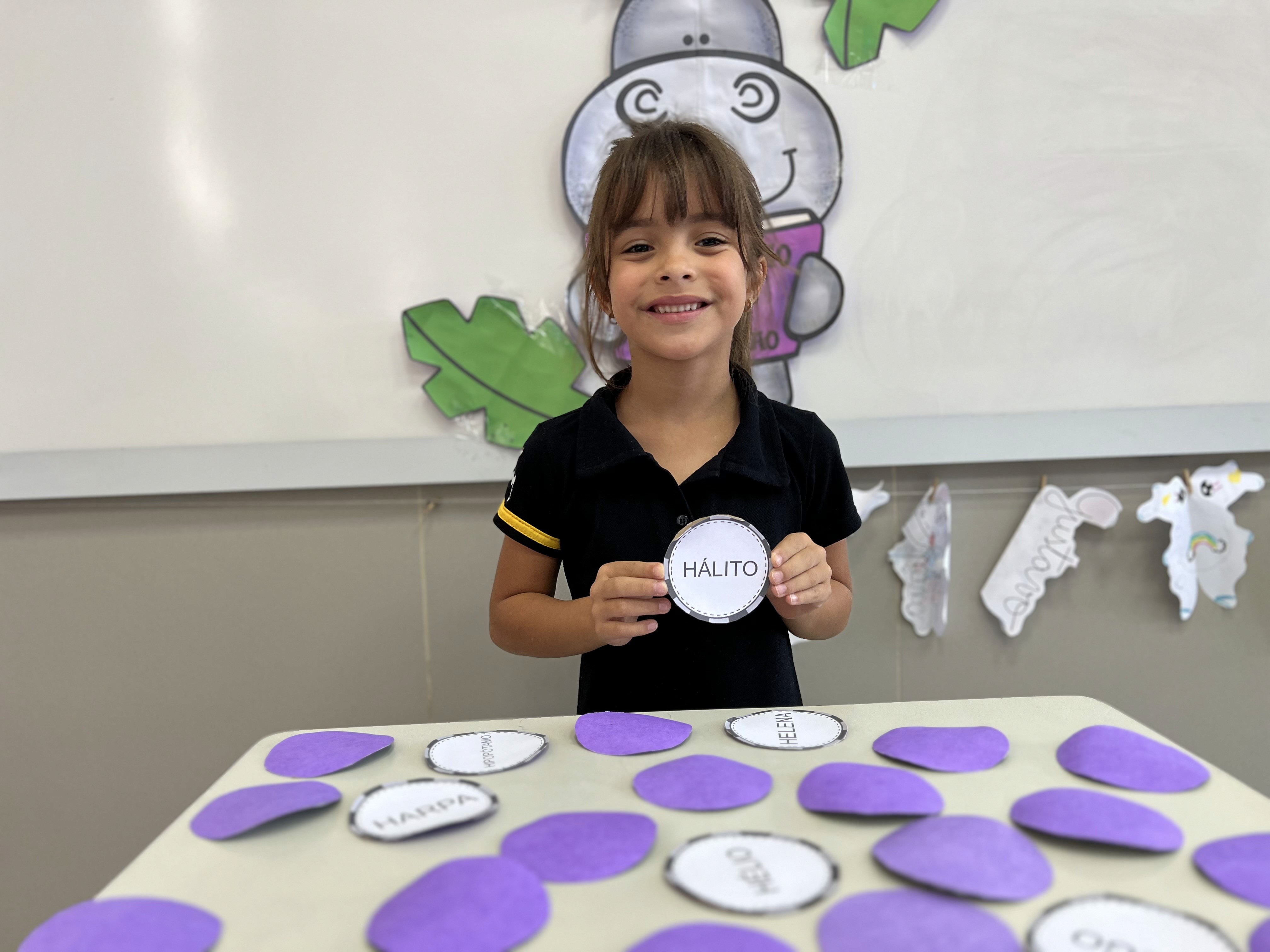 Alunos do Jardim II da Escola Santa Mônica participam de atividade do projeto Astroalfa explorando a letra A.
