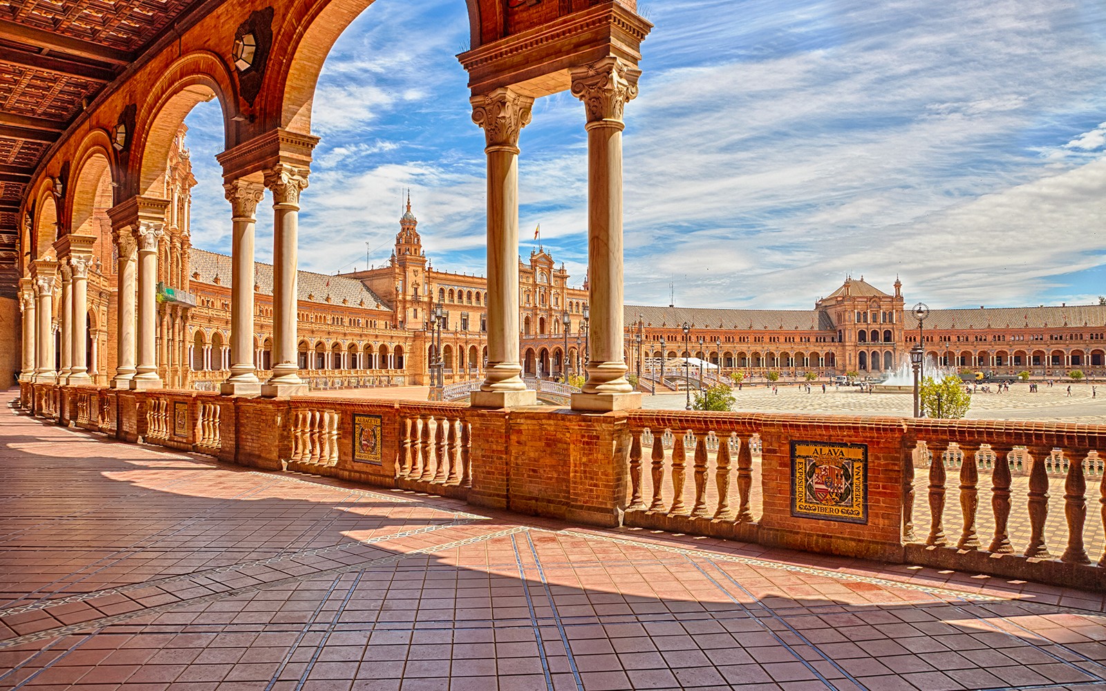 Plaza de España in Sevilla met gewelfde wandelpaden en een centrale fontein.
