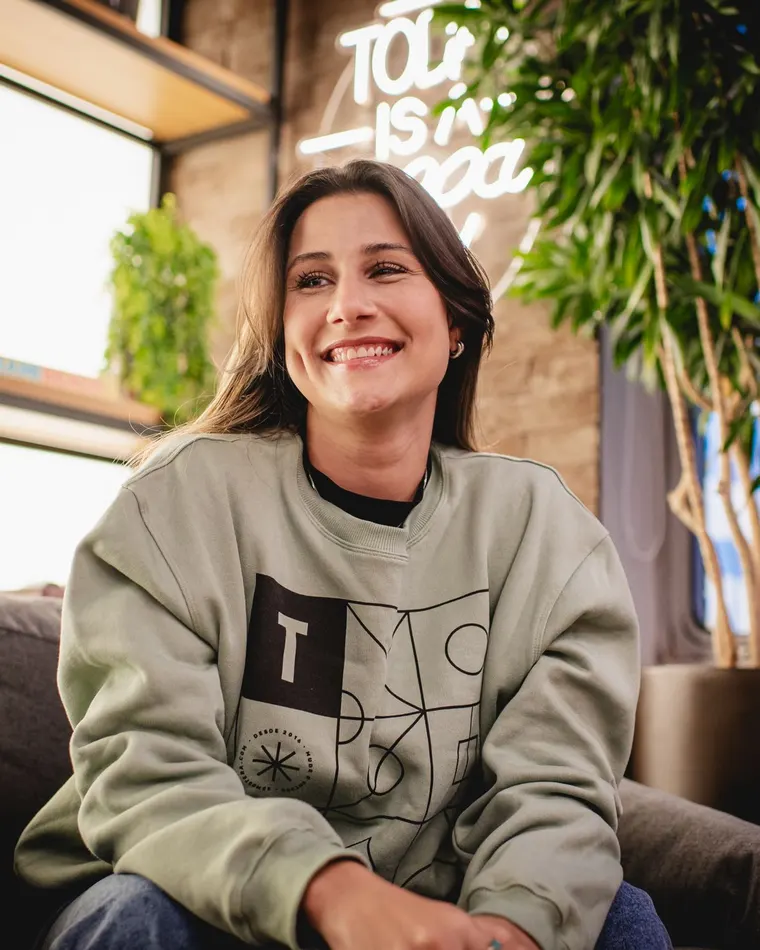 Aluna da Tera sorrindo