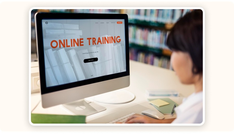 Élève accédant à une plateforme de formation en ligne, mettant en avant les ressources pédagogiques disponibles