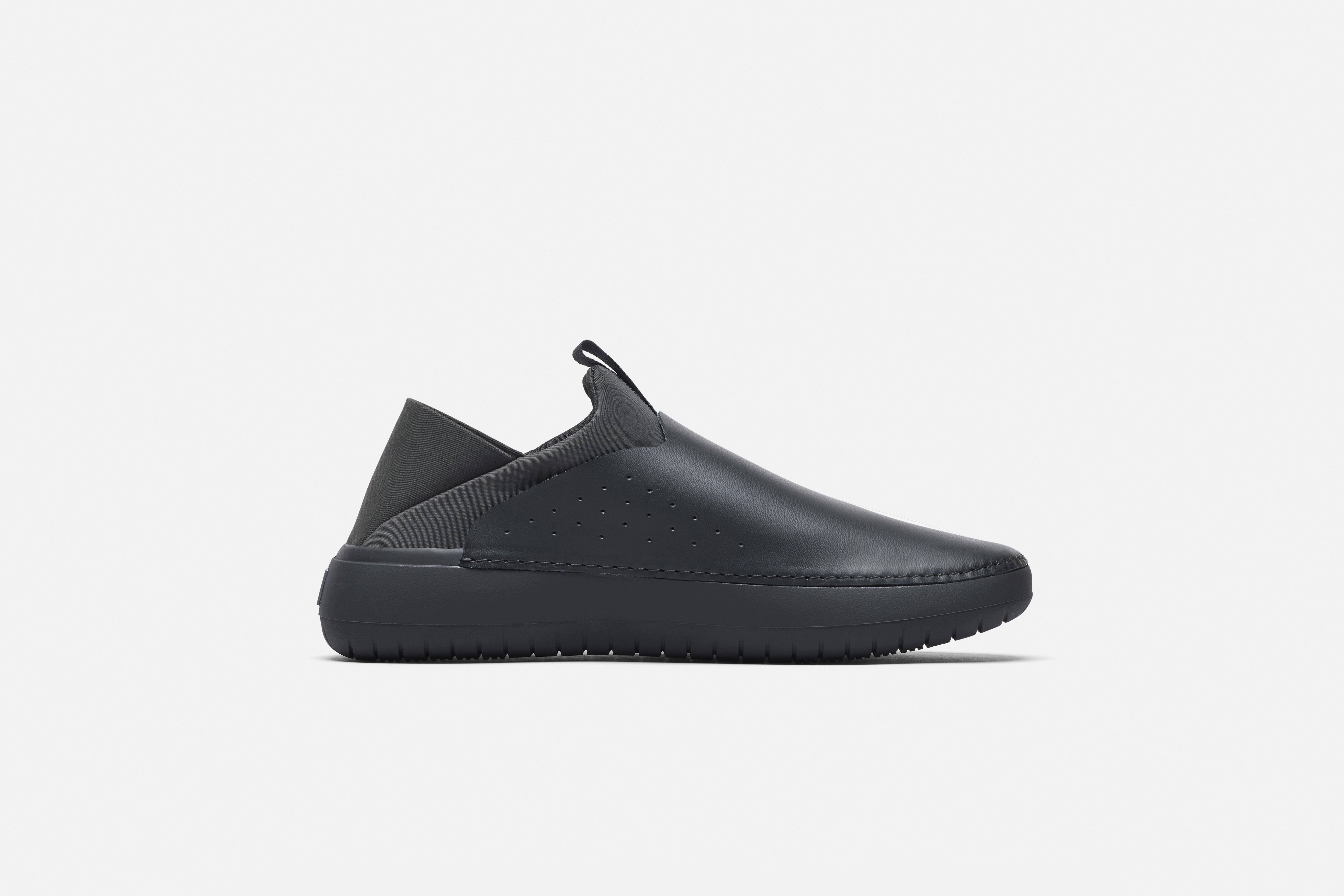 The Relaxed 2 MISE kitchen shoe in black medial view