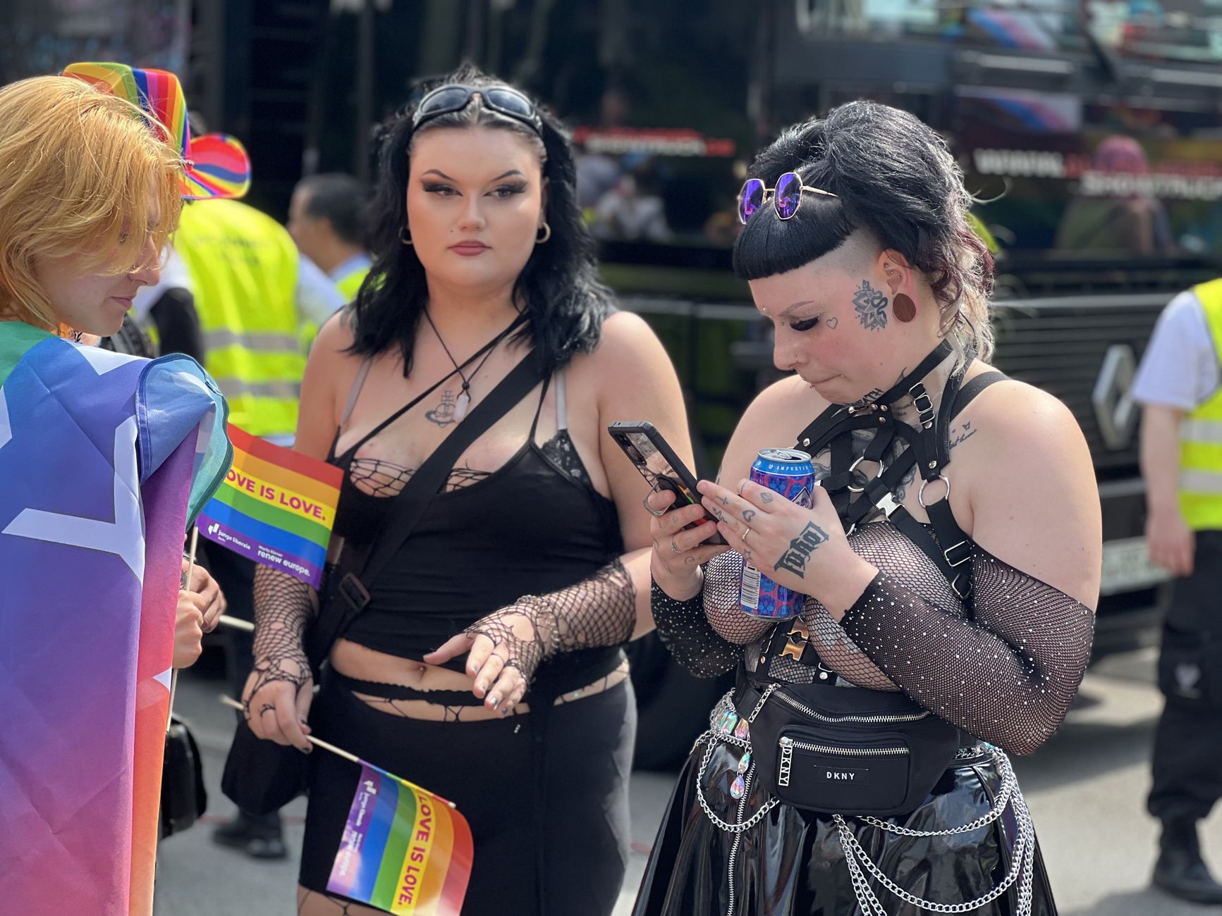 Berlin Pride Weekend 2026: A Practical First-Time Guide to CSD, Walkable Neighborhoods, and Smart Route Planning
