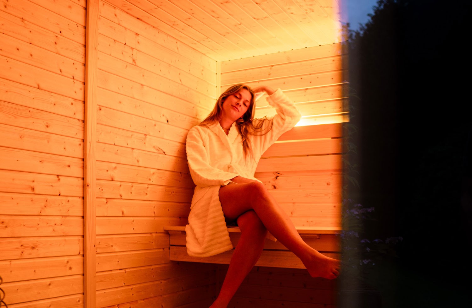 Binnenkant van de STOOMR sauna met een vrouw die geniet van de rust