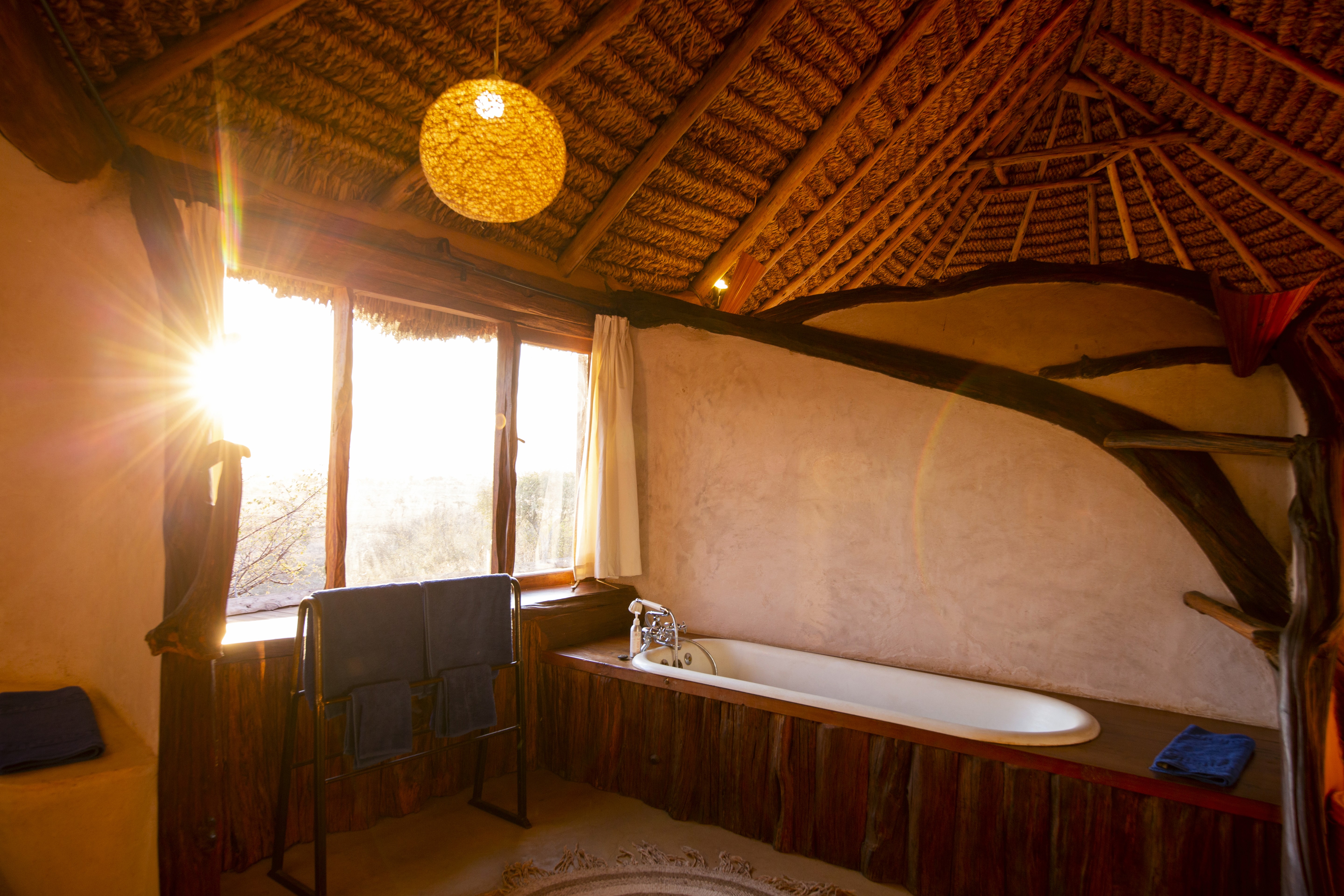 Tree Camp i Mashatu Game Reserve, Botswana – unikt boende byggt på en platå i ett träd, med säng omgiven av myggnät under ridresa med Africa by Horse.