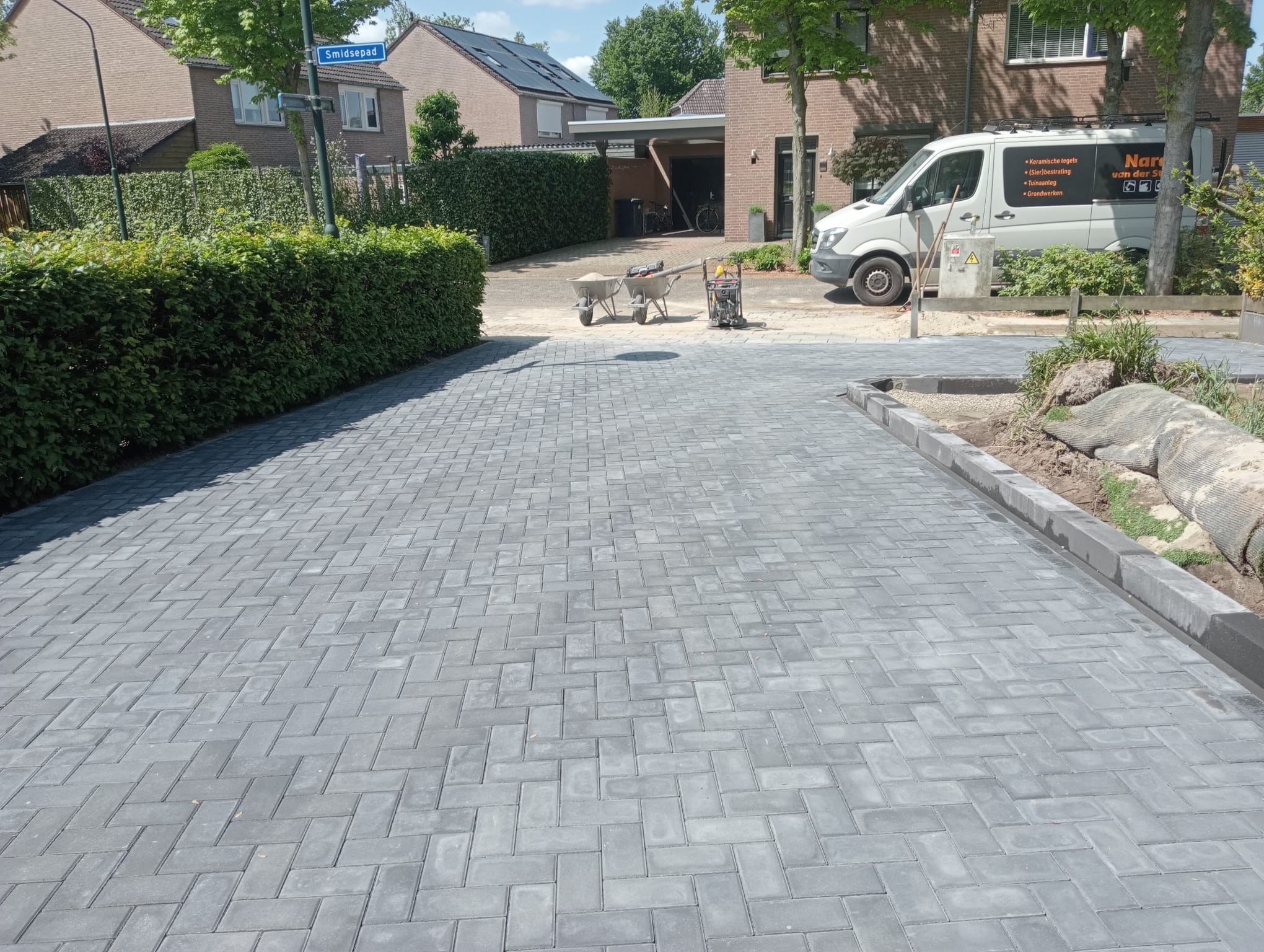 Oprit met moderne bestrating en strakke lijnen