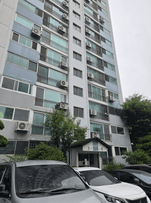 하남시 신장동 해오름한국아파트에서 도시가스배관철거를 진행했습니다. 개별 보일러 유지 조건에서 창문 밖을 경유한 주방 노출 배관 전체 철거 후 계량기 위 엘보 관막음·누설검사까지 완료했습니다. 도시가스공사 신한울 │ 가스시설시공업 제1종 면허