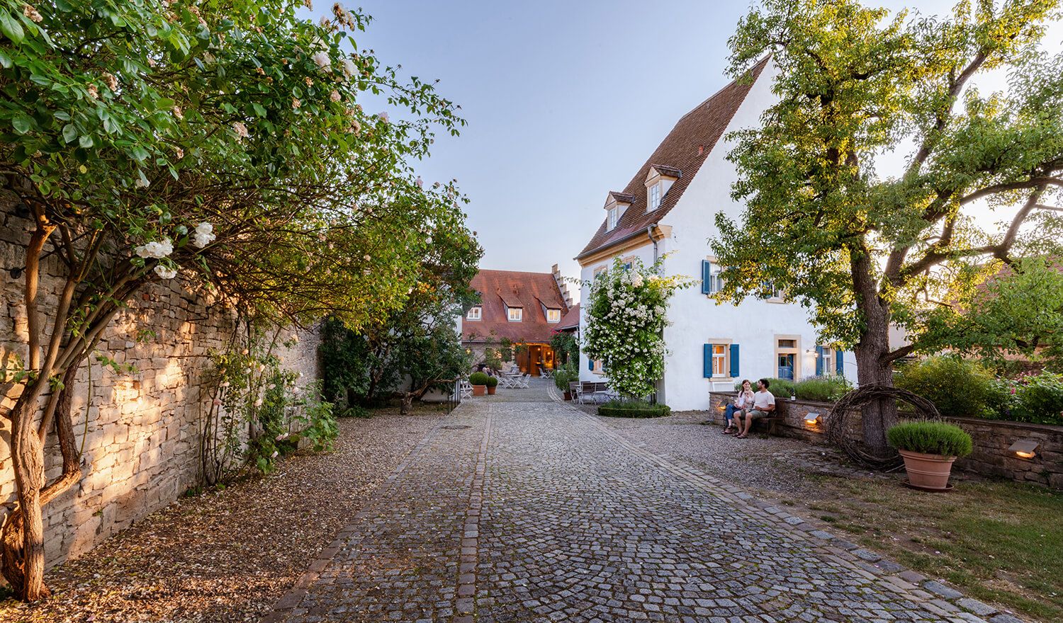Außenansicht des historischen Innenhofs der Villa Sommerach, einer exklusiven Hochzeitslocation in Mainfranken