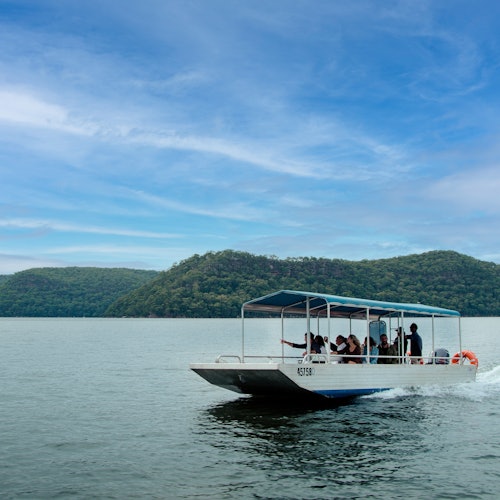 一艘游船正在霍克斯伯里河上航行。