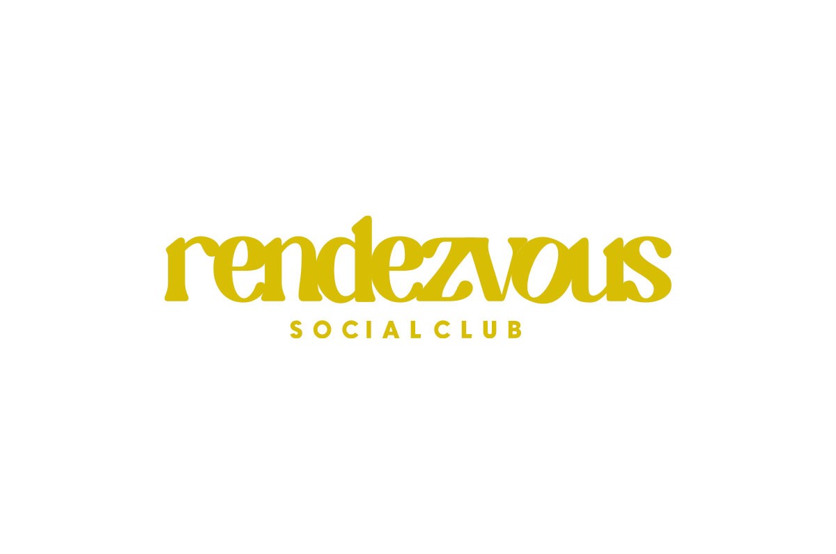 Logo amarillo alternativo del Rendezvous Social Club Mallorca sobre fondo blanco