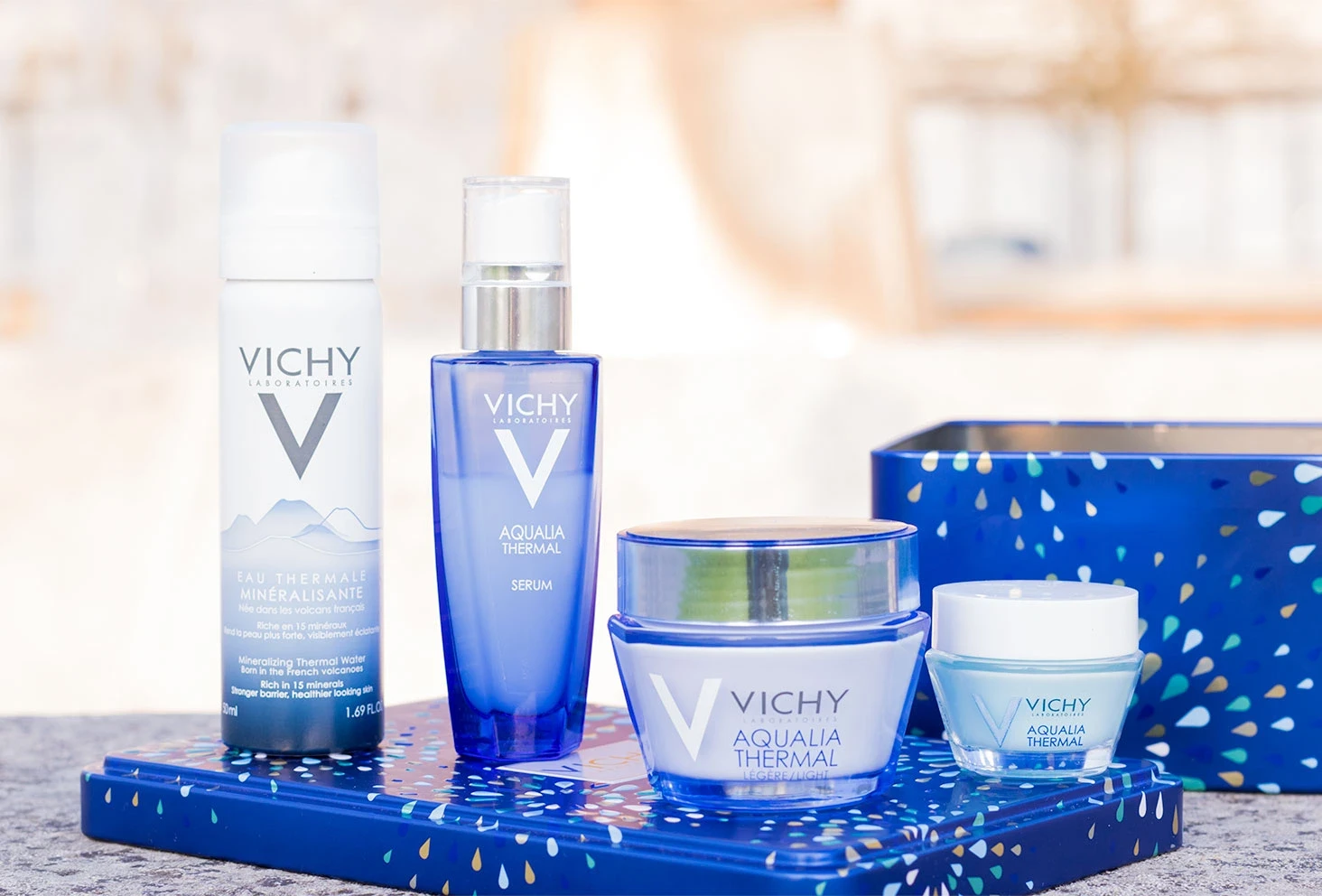 Gamme Vichy Aqualia Thermal sur fond bleu — branding V bien visible