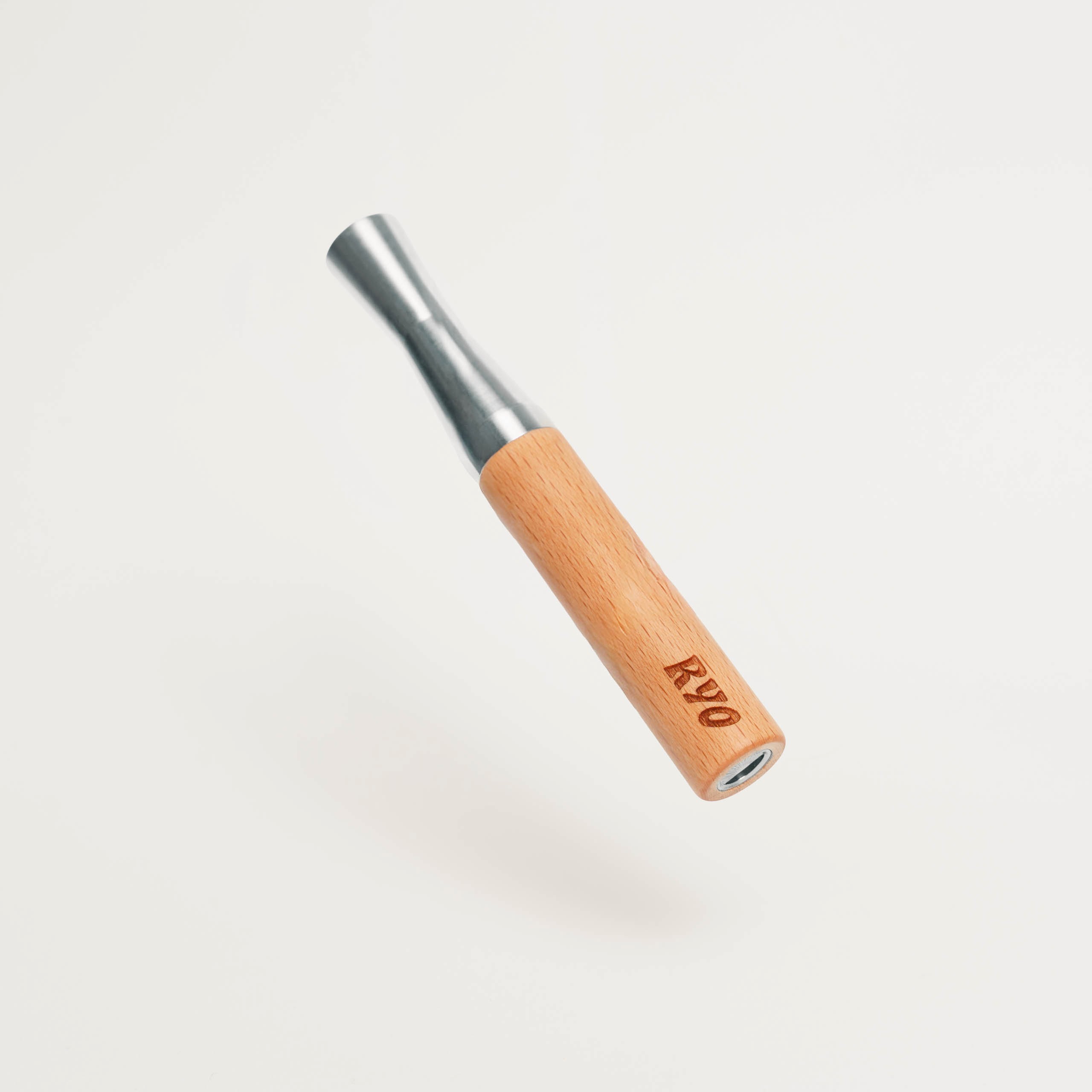 Kreative, schwebende Produktinszenierung eines Holz-Accessoires, Werbefotografie von Leon Moik.