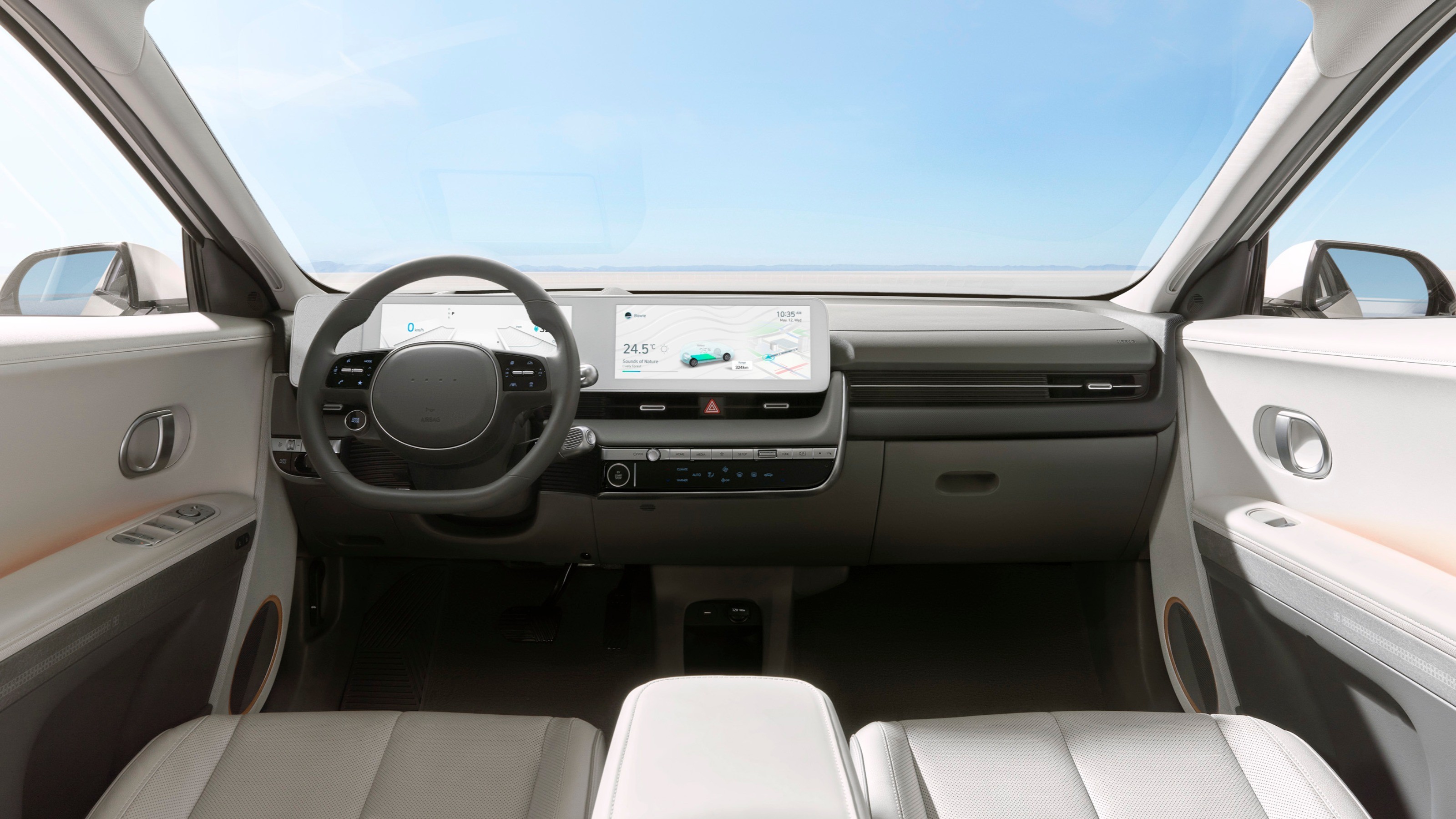 Habitacle du Hyundai Ioniq 5 avec double écran numérique, tableau de bord épuré et intérieur clair