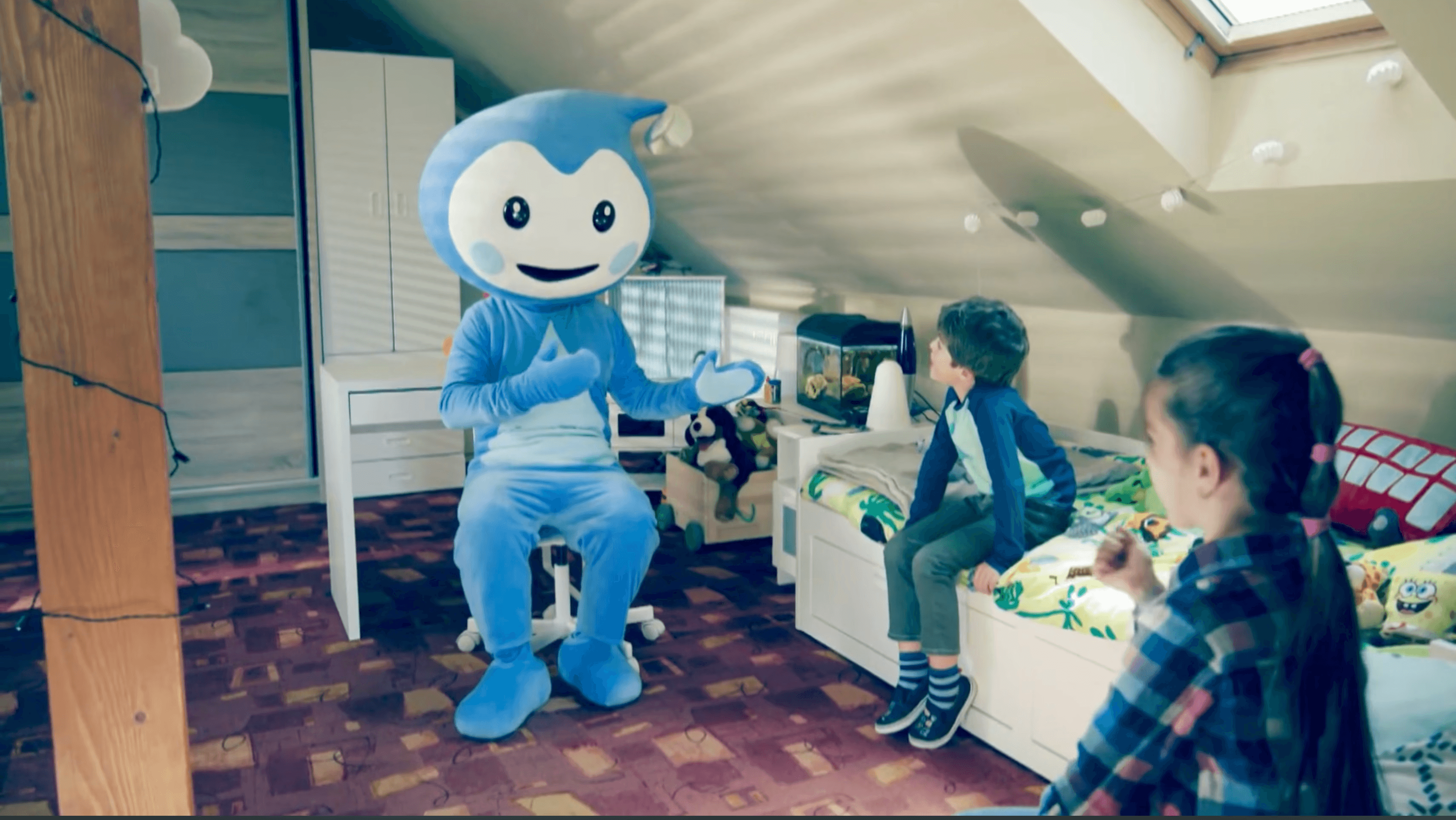 Cseppbarát kékl kabalafigurája tanítja a gyerekeket a szobájukban.