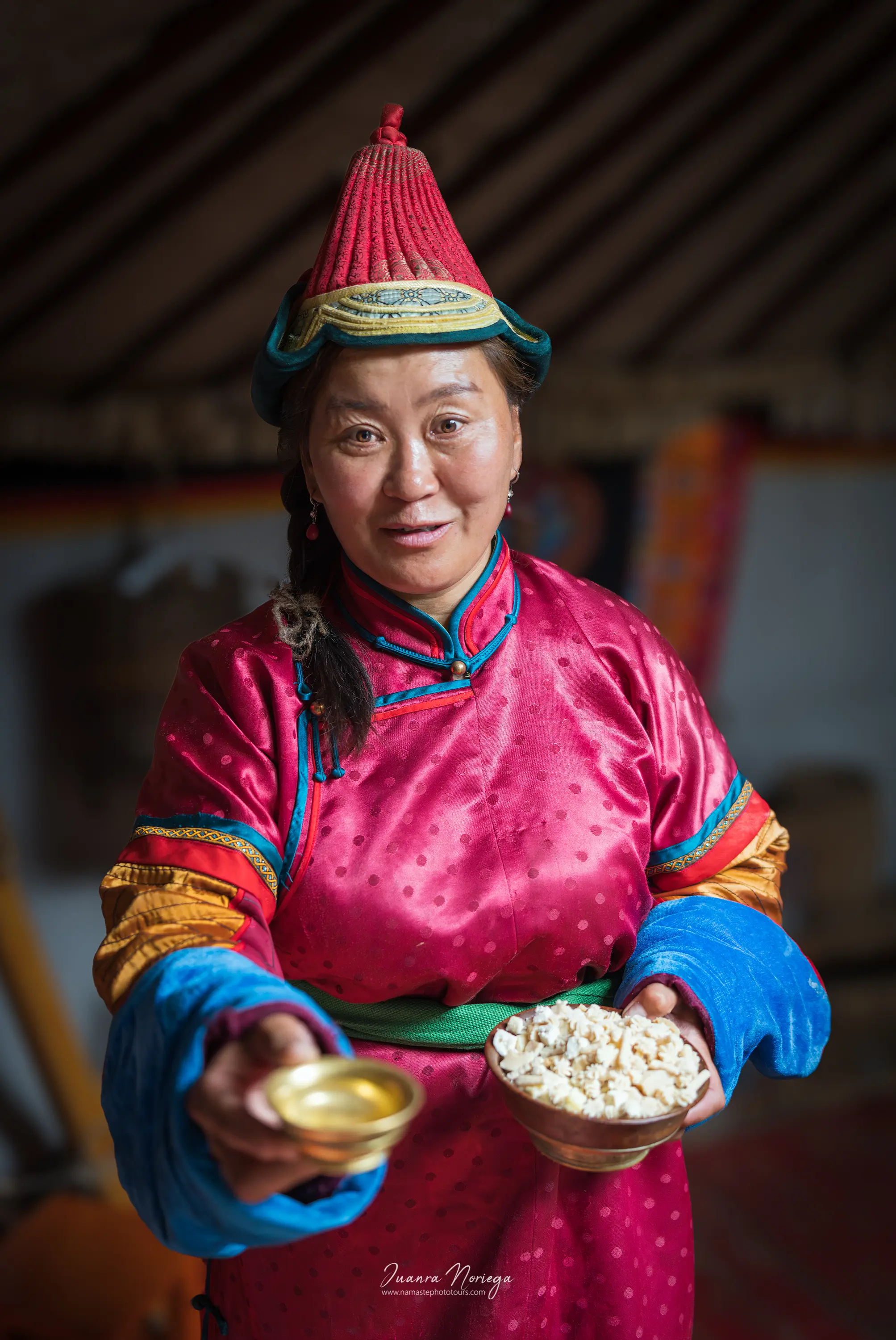 Mujer con vestido tradicional nomada de Mongolia