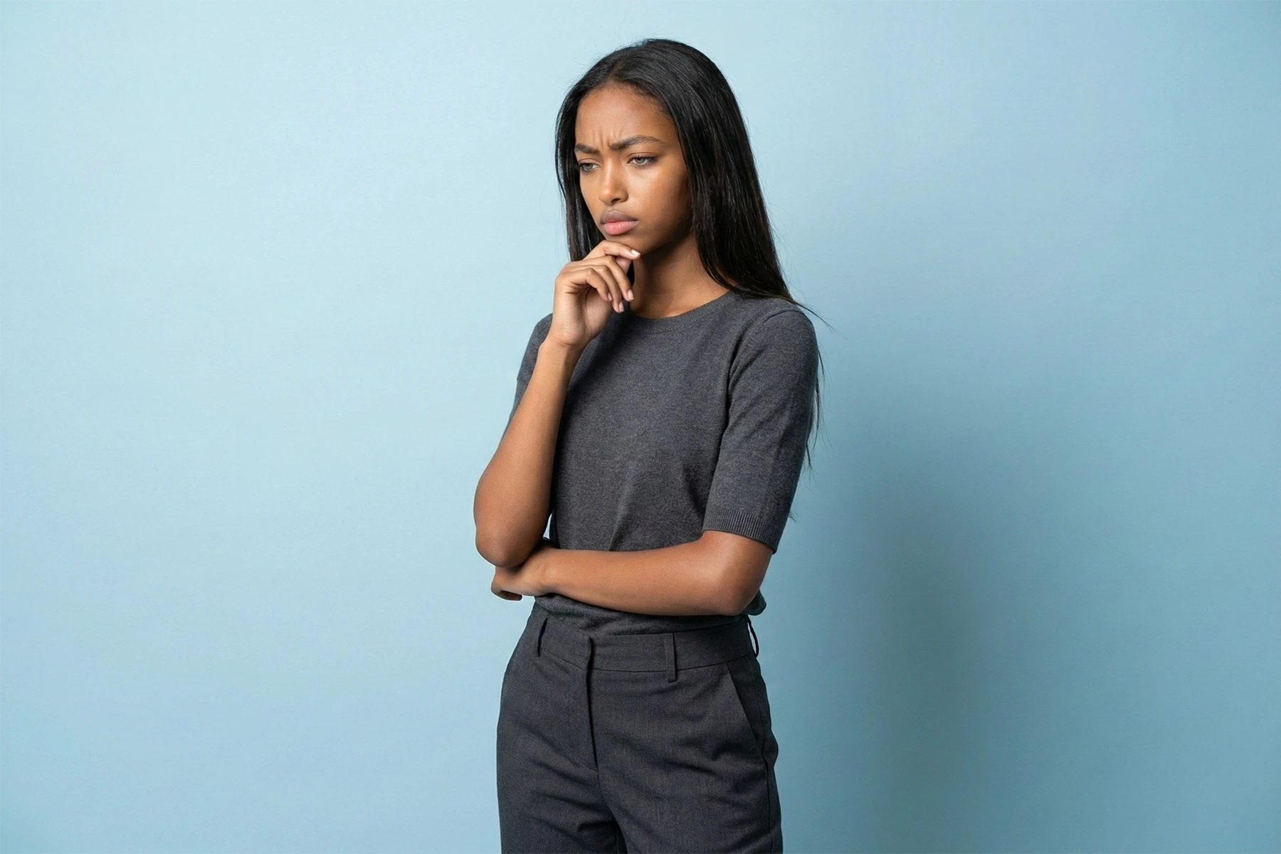 Symbolbild für ein SEO Audit: Eine Frau denkt nach und steht für Analyse, das Erkennen von Schwachstellen und datenbasierte Entscheidungen im Online-Marketing.