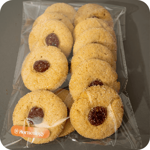 Empaque de 12 galletas Punto Rojo de Horneology, listas para entrega o regalo.