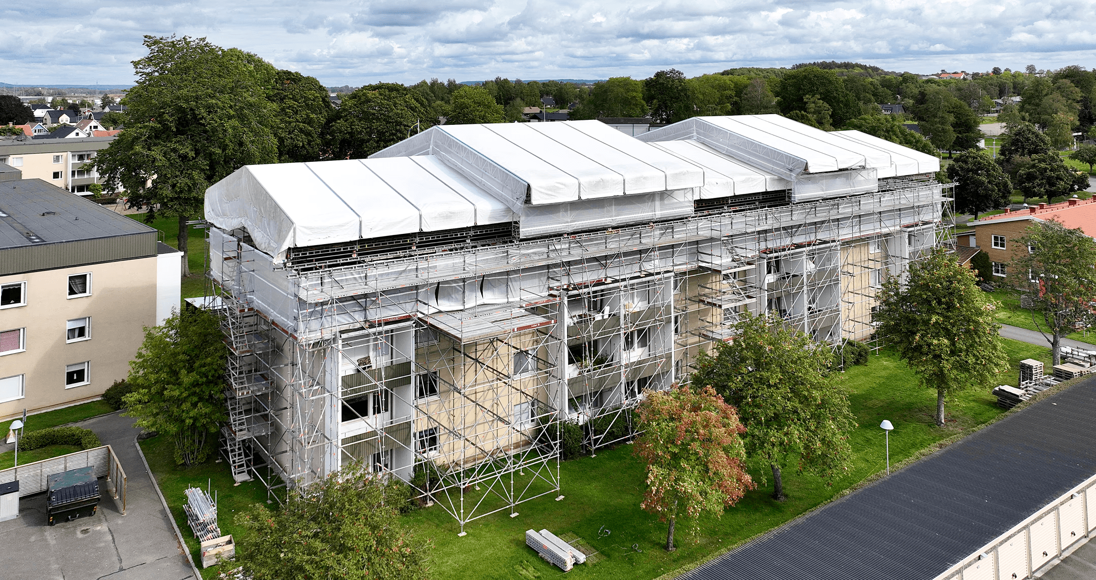 Byggnadsställning på lägenhetshus i Falköping