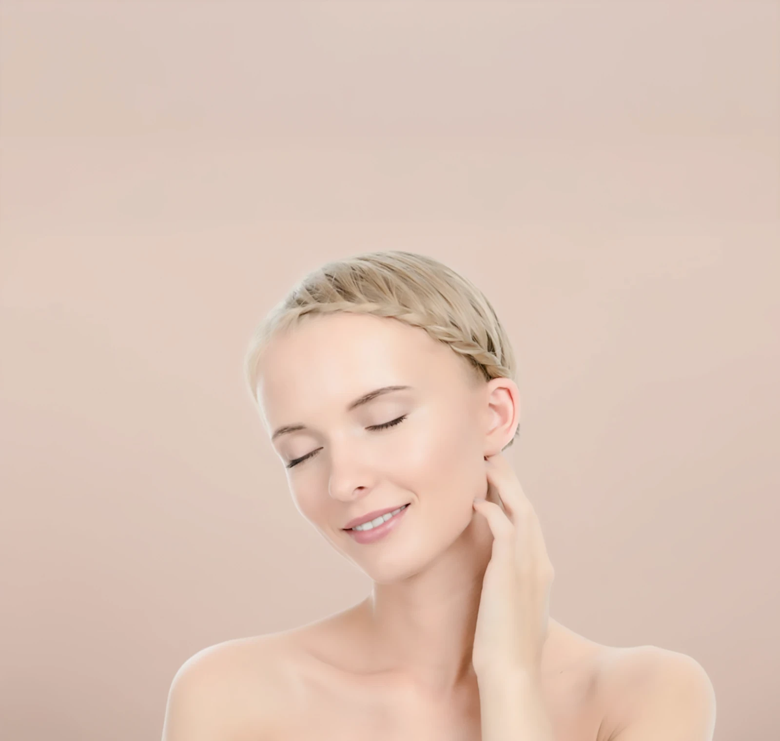 Sieviete ar aizvērtām acīm pieskaras kaklam uz bēša fona, simbolizējot veselīgu un koptu sejas ādu