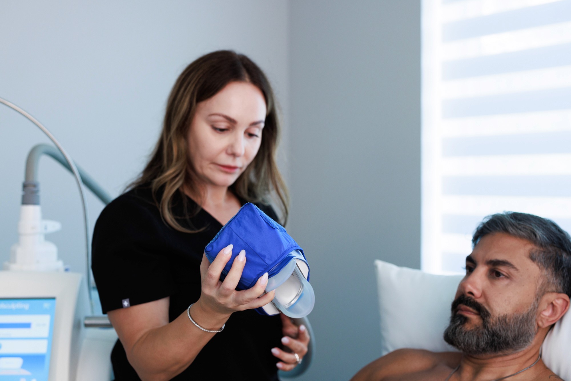 Professionnel préparant le matériel avec le patient