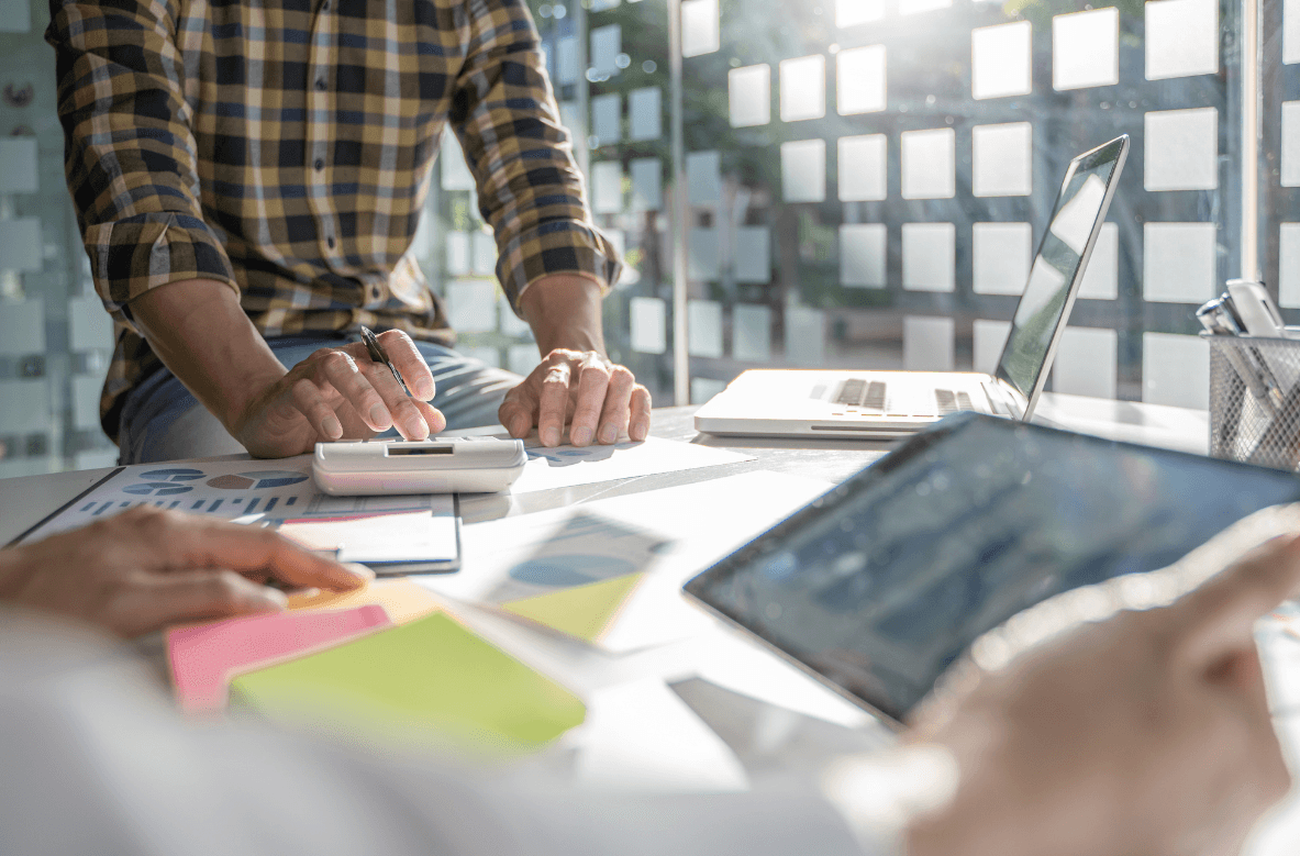 Analyse de la valorisation pré-money d’une startup avec graphiques financiers et documents de levée de fonds