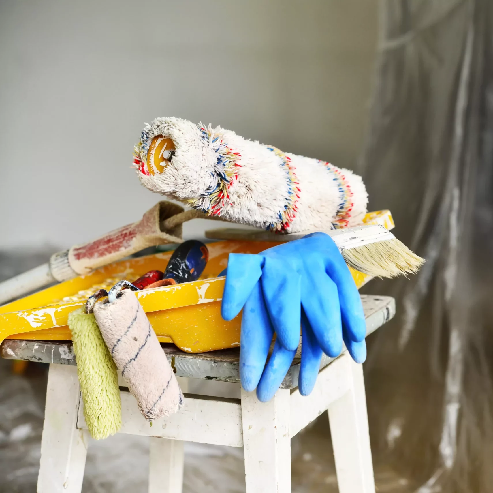 Malerutensilien in einem Raum