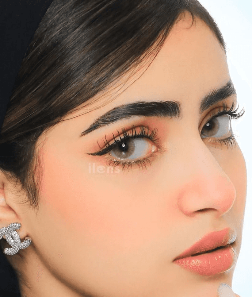 Woman wearing a Necklace