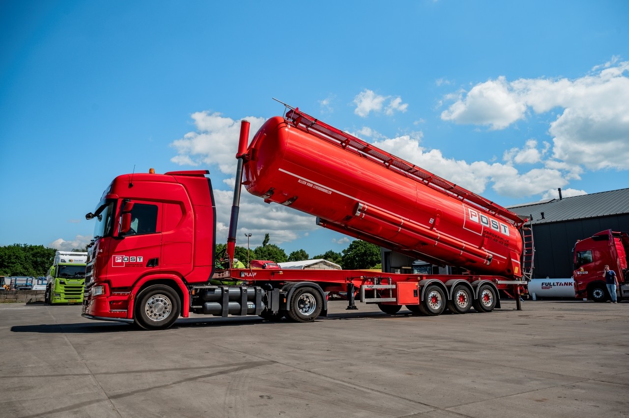 Bulk- en silo vrachtwagen op bedrijfterrein