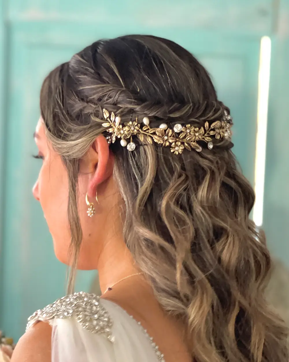 Tocado con flores y hojas doradas, perlas claras y cristales redondos en estructura metálica