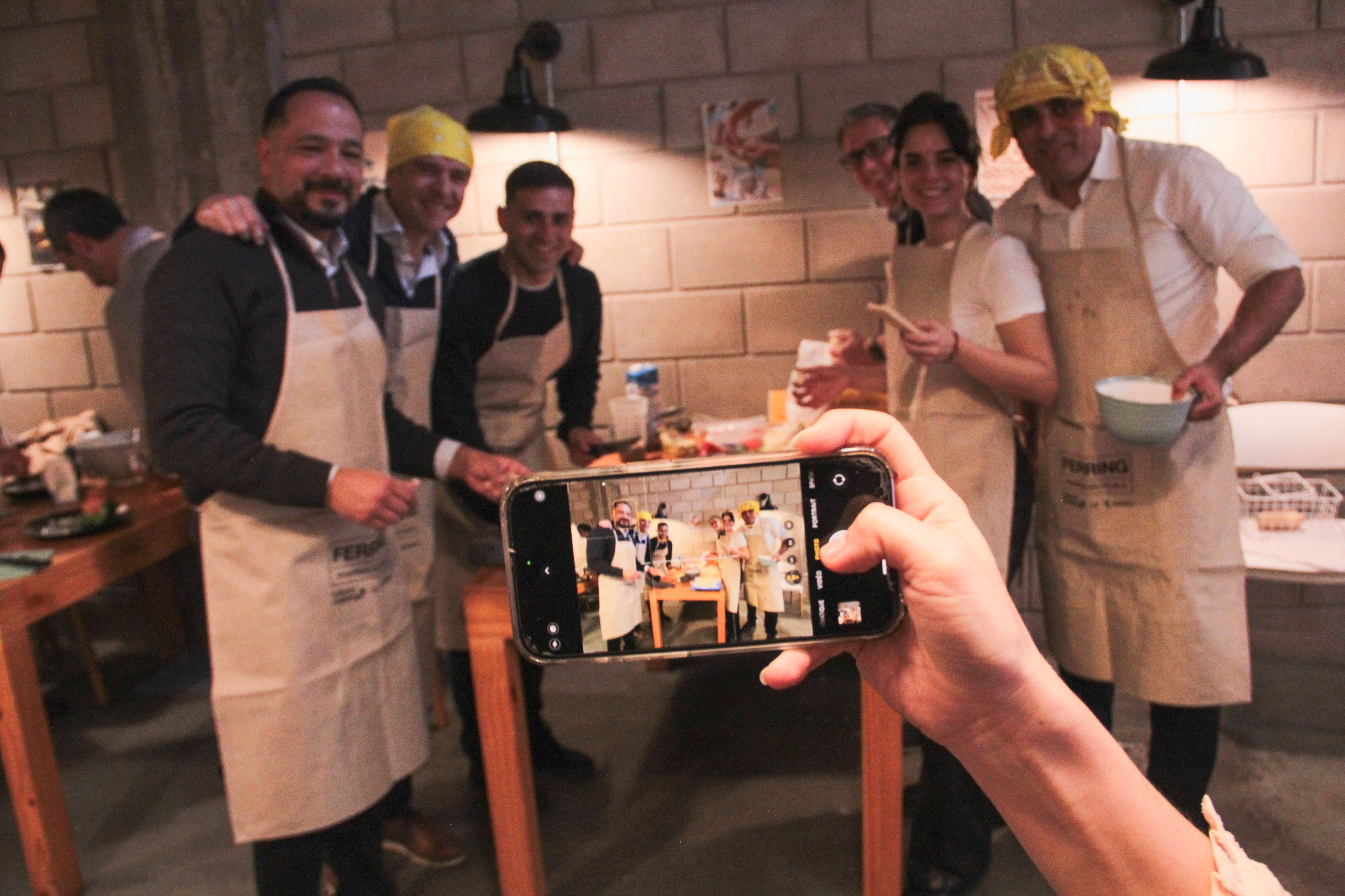 Equipo trabajando juntos en un taller sobre inteligencia artificial y liderazgo humano