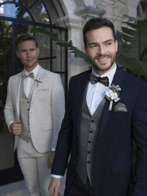 Vőlegények öltönyben