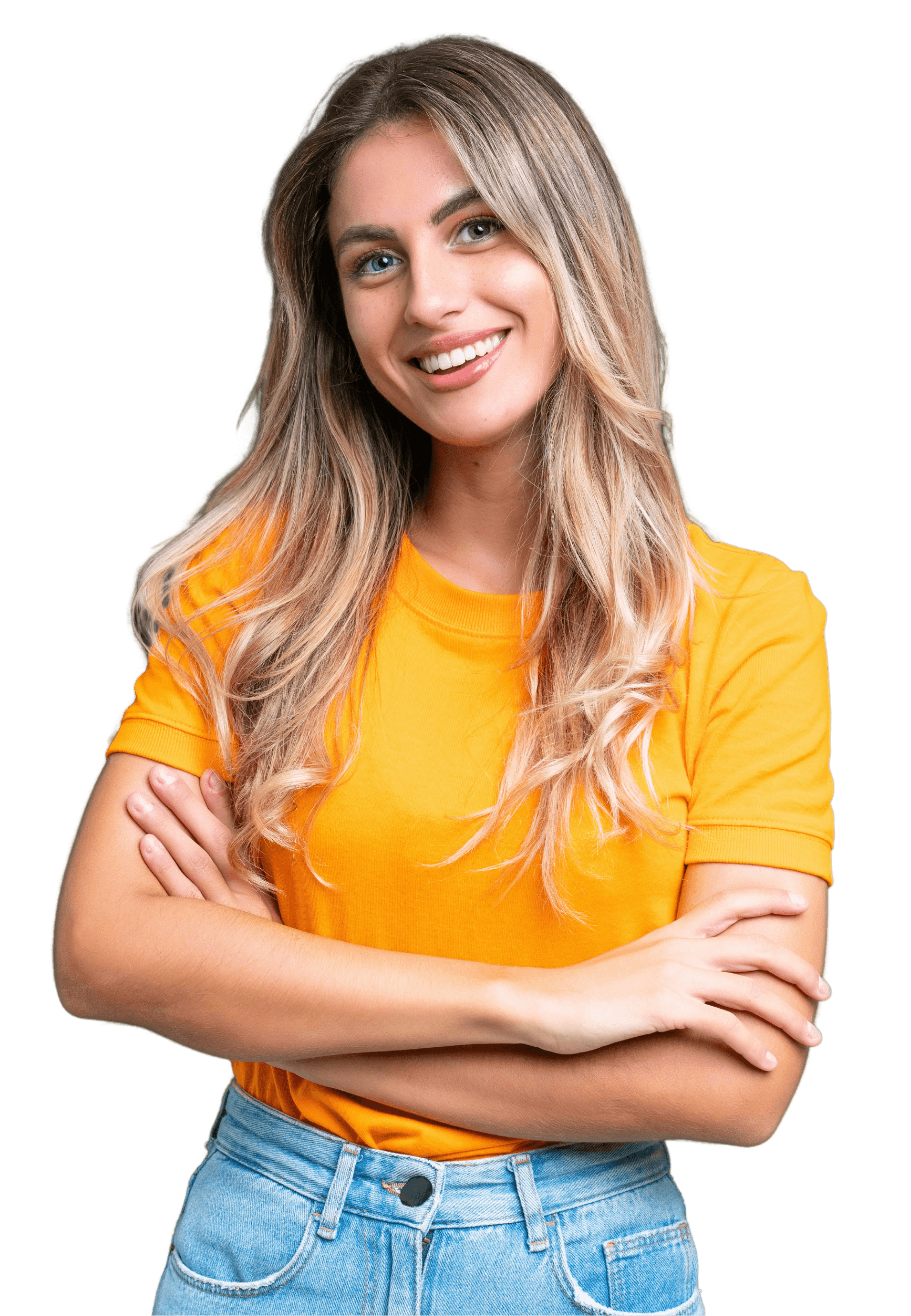 Uma jovem de cabelos longos sorri confiantemente, vestindo uma camisa amarela brilhante e em pé com os braços cruzados.