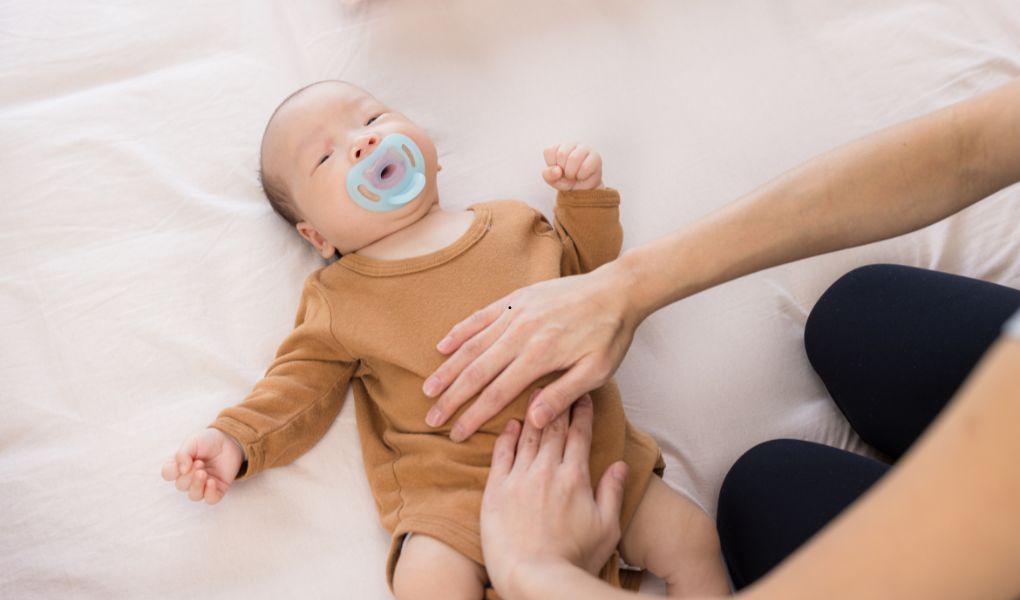 massage doux pour bébé favorisant la détente et le confort