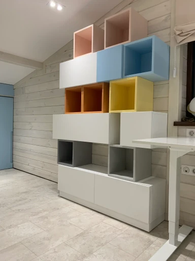 Меблі для дитячої кімнати на замовлення: великий стіл біля вікна, відкриті стелажі для книг та вбудована шафа. Функціональне робоче місце для школяра з безпечних матеріалів, Київ.