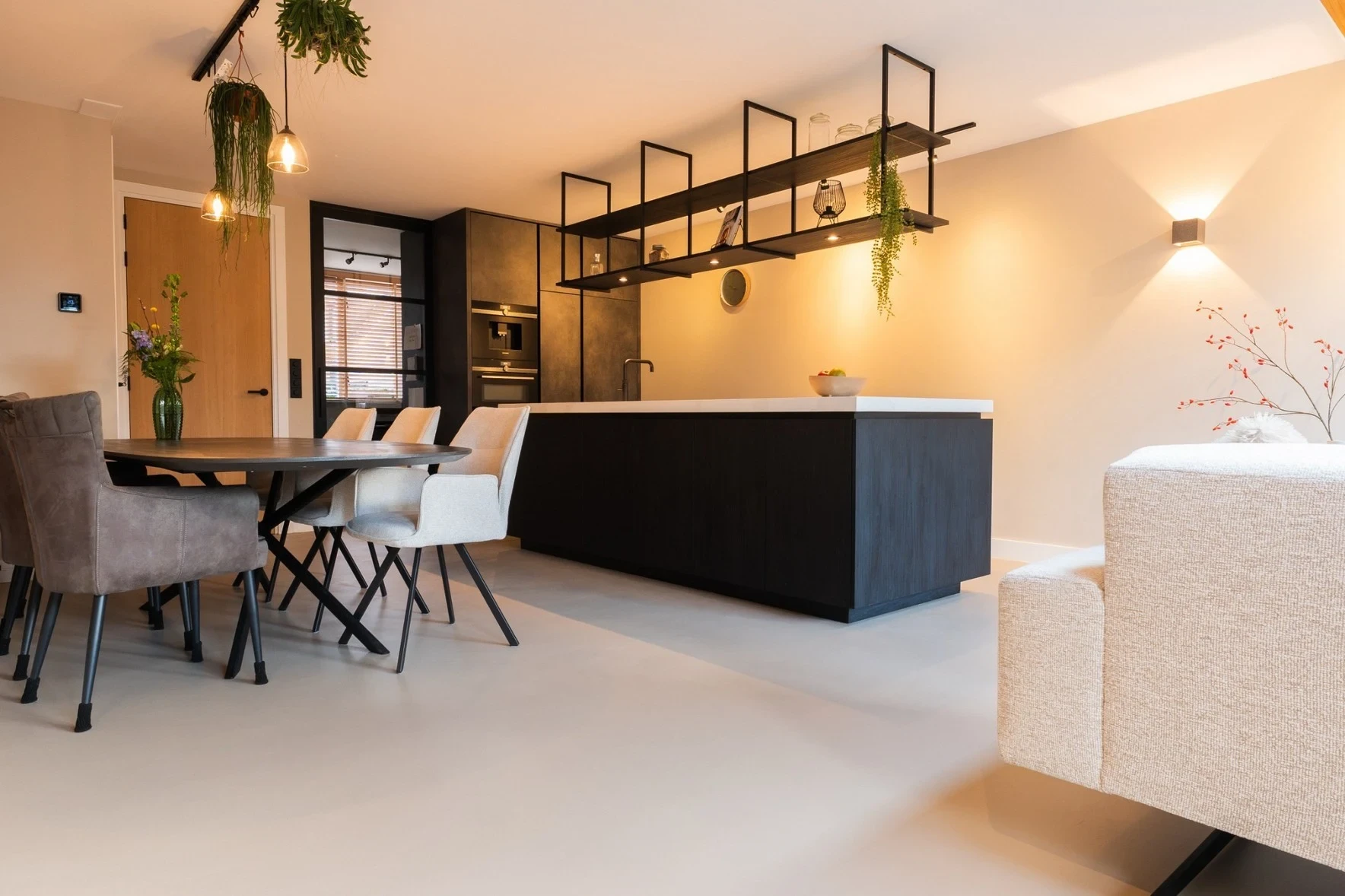 Moderne keuken met lichte naadloze Stone Age vloer