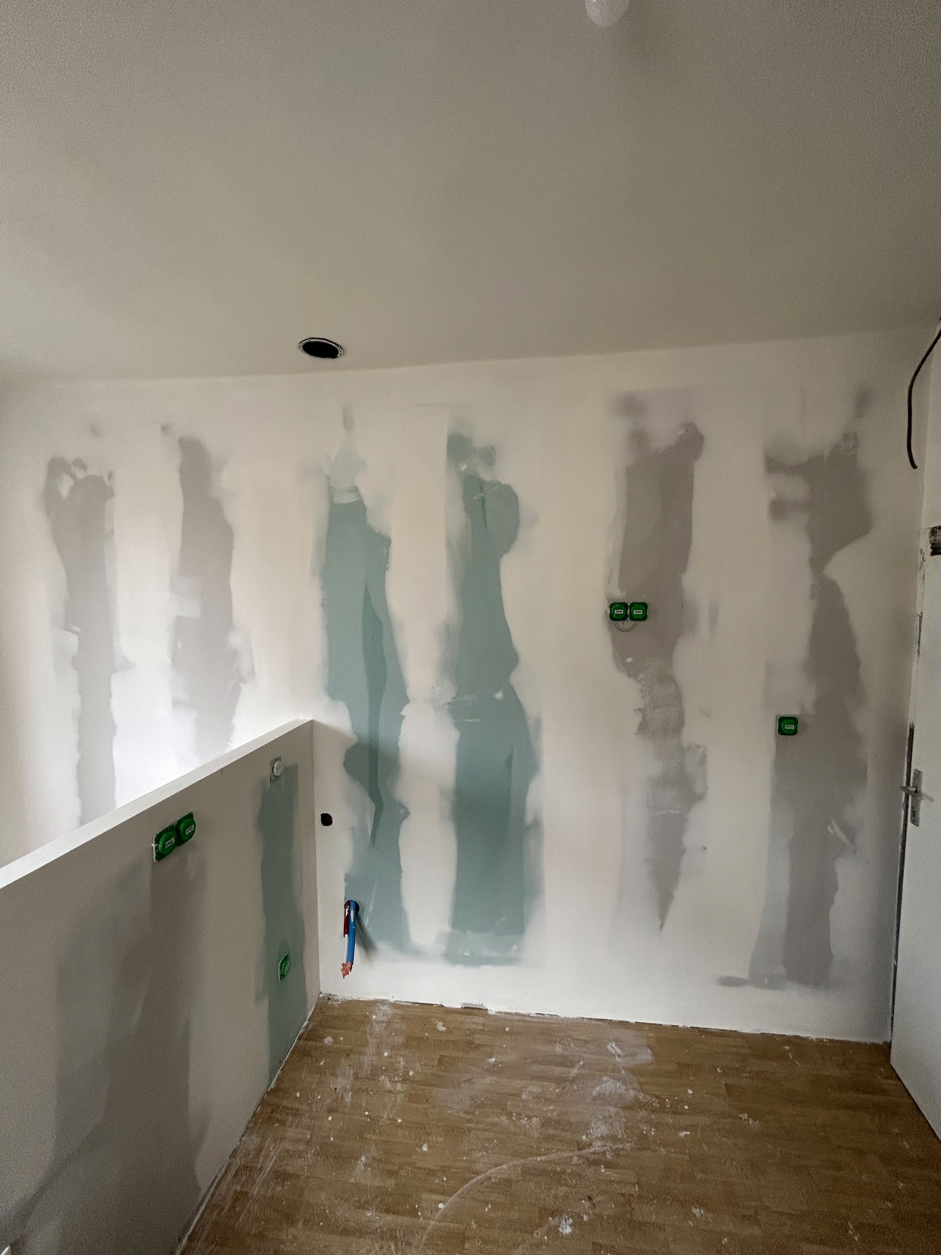 Intérieur avec traces de travaux et saletés avant nettoyage complet de fin de chantier par Propre et Net