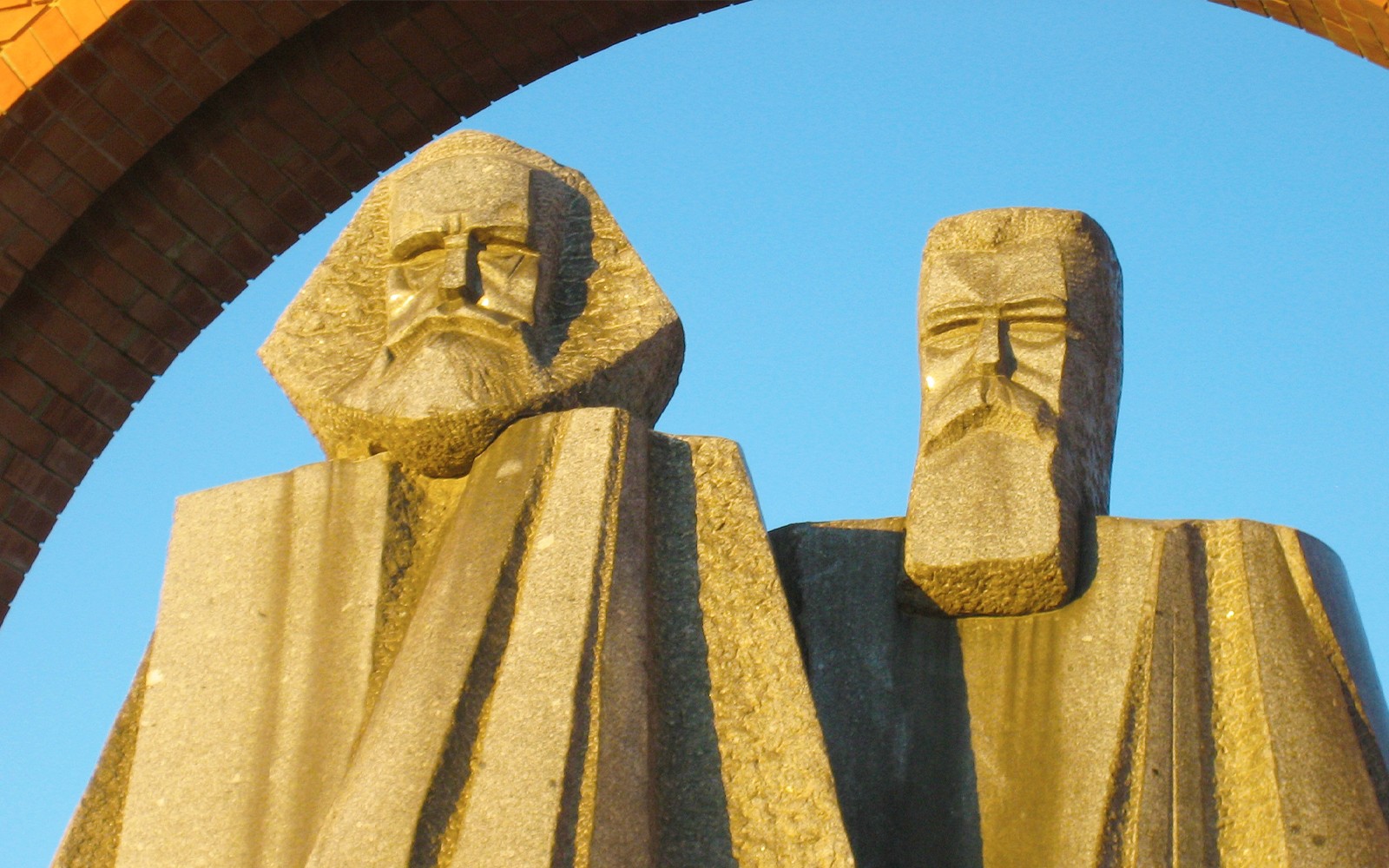 Styttur af Marx og Engels í Memento Park, Búdapest.