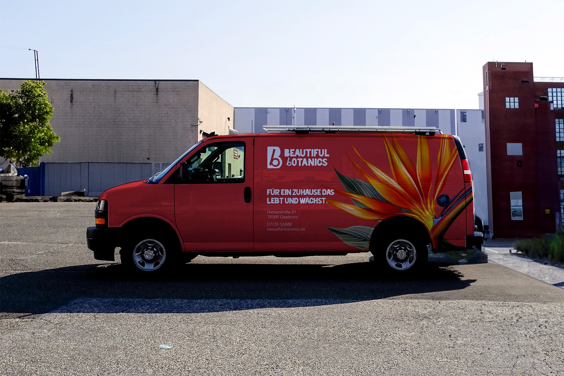 Gebrandeter Bus von Beautiful Botanics in Pastellrot mit dem Schriftzug „Für ein Zuhause, das lebt und wächst“. Auf dem Heck exotische Pflanze und Logo.