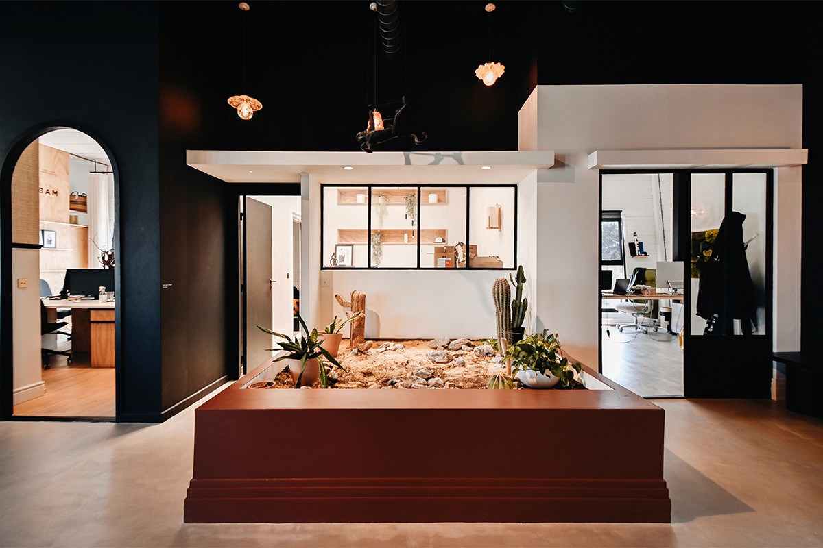 showroom architecture intérieure, showroom matériaux, showroom design, matériauthèque, espace inspiration, showroom décoration, showroom mobilier, architecture intérieure Montpellier, agence d’architecture, design d’intérieur, espace de conseil, projet clé en main, expérience client, showroom haut de gamme.  showroom Montpellier, matériauthèque Montpellier, showroom architecture Montpellier, showroom décoration Montpellier, showroom mobilier Montpellier, agence d’architecture Montpellier, architecte d’intérieur Montpellier, espace d’inspiration Montpellier, showroom Hérault, design intérieur Montpellier.  300 m² d’exposition, espace d’exposition, showroom de 300 m², parcours client, espace immersif, expérience showroom, lieu de découverte, univers matériaux, espace conseil, accompagnement personnalisé, lieu d’inspiration, espace professionnel, concept store architecture.  agence d’architecture et décoration, studio de création, architecture intérieure, décoration intérieure, conception sur mesure, projet résidentiel, rénovation haut de gamme, construction neuve, habitat d’exception, accompagnement global, projet clé en main.  espace de travail inspirant, bureaux d’architectes, agence créative, environnement de conception, lieu de création, atelier d’architecture, espace collaboratif, design d’espace, culture du projet, innovation architecturale, expertise architecturale.  matériauthèque, bibliothèque de matériaux, échantillons matériaux, palette de matières, textures et matières, matériaux naturels, matériaux nobles, matériaux durables, finitions architecturales, matériaux haut de gamme, sélection de matériaux.  bois naturel, pierre naturelle, travertin, marbre véritable, céramique, zelliges, terrazzo, métal, textiles d’ameublement, matériaux authentiques, matériaux premium, matières décoratives.  architecture biophilique, végétalisation intérieure, jardin intérieur, patio intérieur, nature dans l’architecture, bien-être au travail, connexion au vivant, espace apaisant, design centré sur l’humain, qualité des espaces professionnels.  mobilier design, mobilier contemporain, mobilier sur mesure, mobilier haut de gamme, mobilier résidentiel, mobilier professionnel, design de mobilier, sélection de mobilier, décoration intérieure, agencement intérieur, mobilier personnalisé, design intemporel.  moodboard, planche tendance, direction artistique, harmonie des matières, choix des couleurs, ambiance intérieure, identité du projet, design émotionnel, décoration sur mesure, personnalisation des espaces, cohérence architecturale.  accompagnement client, conseil en architecture intérieure, conseil décoration, choix des matériaux, sélection du mobilier, accompagnement de projet, expertise architecturale, expérience personnalisée, conception collaborative, suivi de projet.  expérience immersive, espace inspiration, lieu de création, showroom expérientiel, projection du projet, visualisation des ambiances, découverte des matières, expérience sensorielle, espace de conception, showroom interactif, parcours client personnalisé.  architecte Montpellier, architecte d’intérieur Montpellier, showroom architecture Montpellier, showroom décoration Montpellier, matériauthèque Montpellier, rénovation haut de gamme Montpellier, agence d’architecture Montpellier, architecte Hérault.  architecte Nîmes, architecte d’intérieur Nîmes, showroom matériaux Nîmes, showroom décoration Nîmes, agence d’architecture Nîmes, architecte Gard.  architecte Perpignan, architecte d’intérieur Perpignan, showroom matériaux Perpignan, showroom décoration Perpignan, agence d’architecture Perpignan, architecte Pyrénées-Orientales.  architecte Occitanie, showroom architecture intérieure, matériauthèque de 300 m², showroom matériaux et mobilier, espace inspiration, agence d’architecture et décoration, architecture intérieure et décoration, matériaux nobles, conseil en matériaux, accompagnement personnalisé, choix des finitions, design d’intérieur haut de gamme, showroom Montpellier, expérience client immersive, rénovation haut de gamme, habitat d’exception, agence d’architecture Montpellier, concept store architecture et design, sélection de matériaux sur mesure, espace de création et d’inspiration.