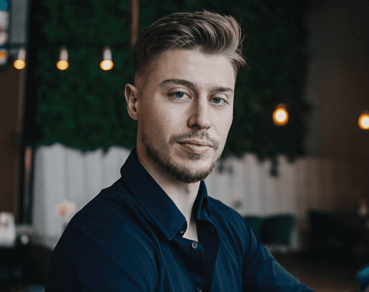 ein bild von Lasse Landeck am Laptop