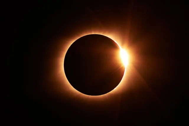 Anillo de diamante y corona solar visibles durante la fase de totalidad de un eclipse solar total.