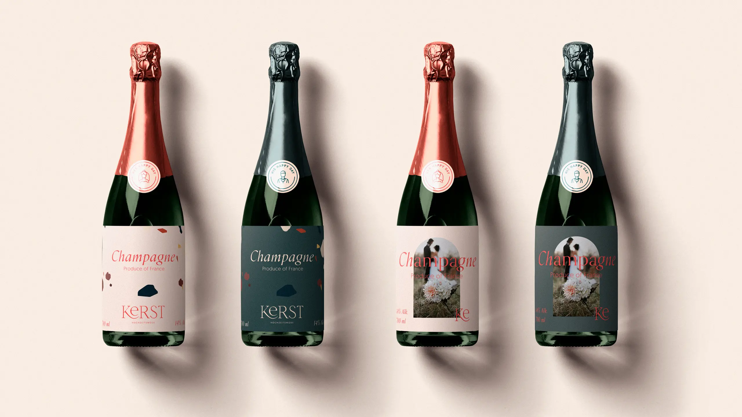 Branding-Mockup für Kerst Hochzeitsmode: Vier Champagnerflaschen mit individuellen Etiketten im Corporate Design, inklusive der Sub-Brands Her Happy Day und His Happy Day.